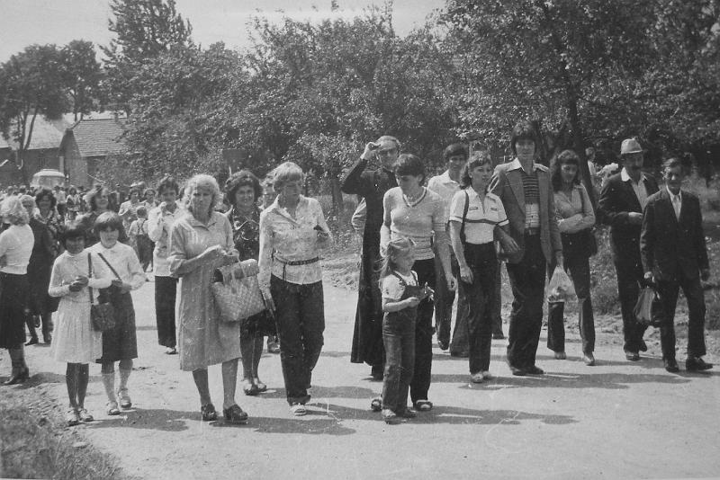parafia polskokatolicka 1_59.jpg - Rok 1980. Wyjazd parafian z ks. prob. do Bażanówki na doroczne uroczystości w tej parafii, z udziałem ks. bp Majewskiego i Rządcy Djecezji Krakowskiej ks. Inf. Antoniego Pietrzyka